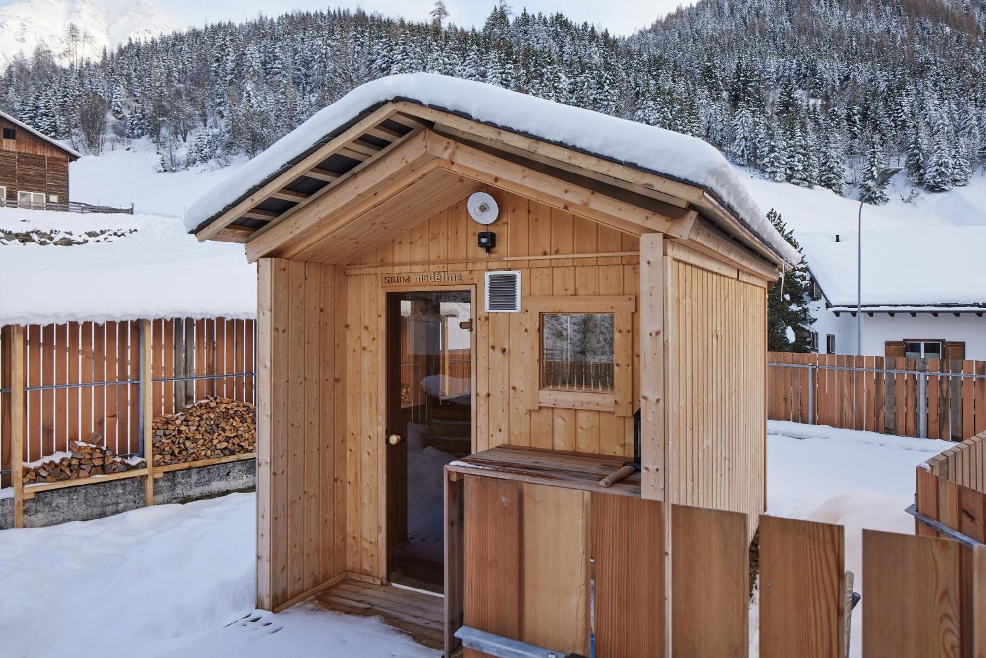 Medelina Hotel Curaglia Екстериор снимка